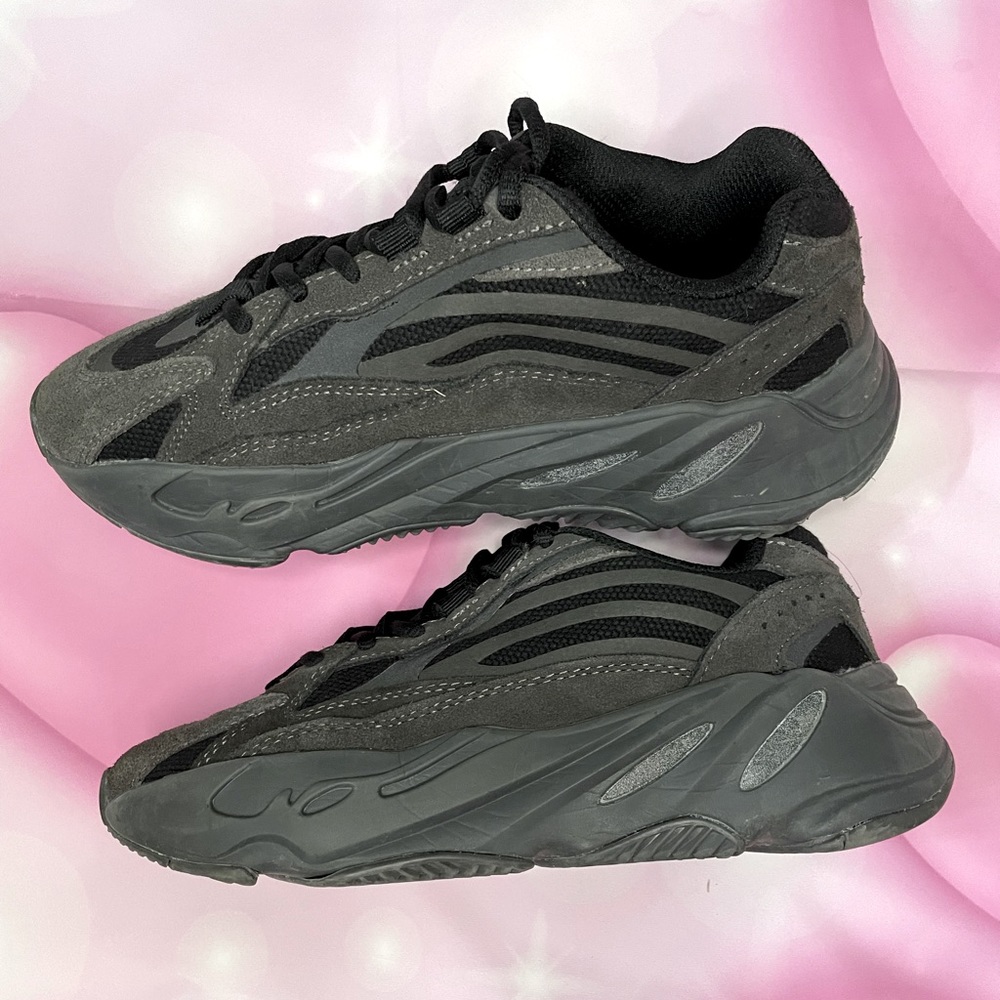 Adidas Yeezy Boost 700 V2 Vanta